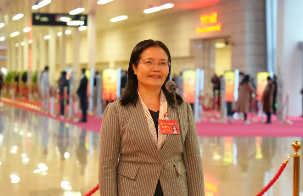 省人大代表、肇慶中學(xué)黨委書記陳淑玲：構(gòu)建“家校社醫(yī)” 青少年心理支持網(wǎng)絡(luò)