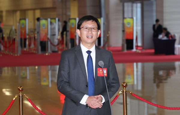 省政協(xié)委員、中山大學(xué)附屬第一醫(yī)院耳鼻咽喉科副主任李?。鹤屄稜I經(jīng)濟(jì)從“網(wǎng)紅”變“長紅”