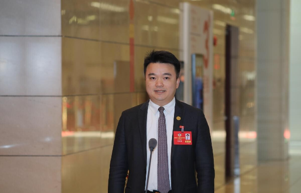 省政協(xié)委員、中山大學(xué)中山眼科中心主任林浩添：守護(hù)孩子們的“睛”彩“視”界
